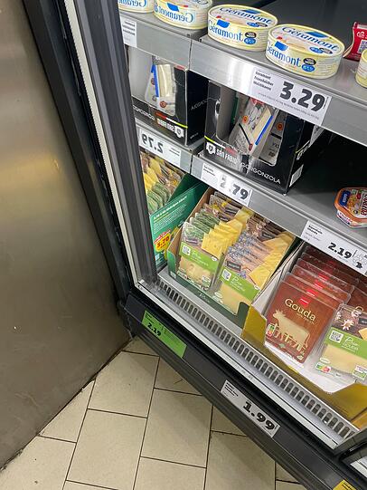 "3.70 € für löchrigen Käse?!" schreibt Penny zum Bio Maasdamer dazu.