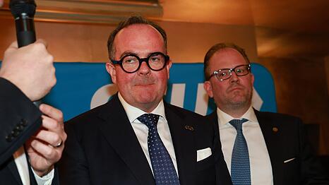 &bdquo;Ich hab&rsquo;s gern gemacht. Und ich glaube, dass wir alles, alles, alles gegeben haben&ldquo;, sagte CSU-
OB-Kandidat Clemens Baumg&auml;rtner, als am Sonntagabend die Ergebnisse der OB-Wahl bekannt gegeben wurden &ndash; flankiert von Rathausfraktionschef Manuel Pretzl (r.).
