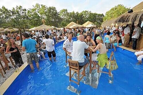 Für das Bardentreffen vom 30. Juli bis 1. August soll die coole Poolbar am Stadtstrand abgebaut werden.