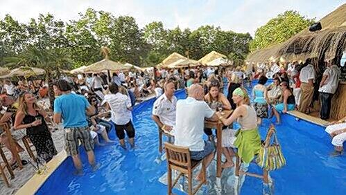 Für das Bardentreffen vom 30. Juli bis 1. August soll die coole Poolbar am Stadtstrand abgebaut werden. Für das Bardentreffen vom 30. Juli bis 1. August soll die coole Poolbar am Stadtstrand abgebaut werden.
