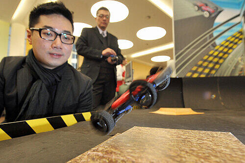 Der ferngesteuerte Rennwagen 3-D-Twister von Silverlit überschlägt sich gerne - und kommt doch immer wieder sicher auf den eigenen vier Rädern zu stehen.