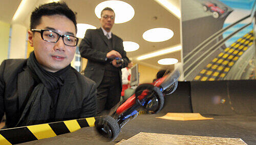 Der ferngesteuerte Rennwagen 3-D-Twister von Silverlit überschlägt sich gerne - und kommt doch immer wieder sicher auf den eigenen vier Rädern zu stehen.