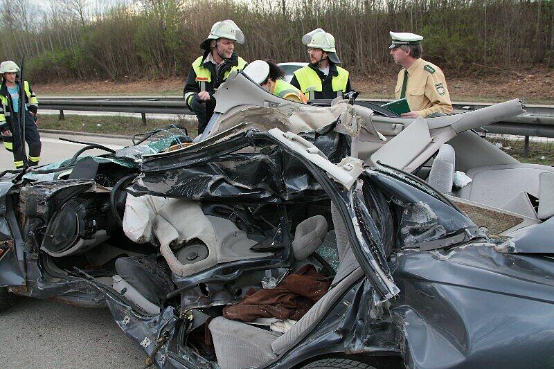 Ein 70 Jahre alter Autofahrer ist am Donnerstag bei einem Unfall auf der Autobahn 94 nahe Poing in Oberbayern ums Leben gekommen. Der Mann übersah das Ende eines Staus.