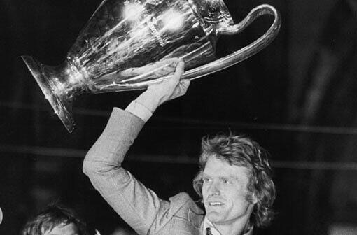 Bayern-Torhüter Sepp Maier feiert den eroberten Fußball-Europapokal