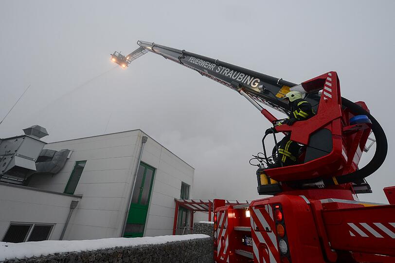 Wiesenhof-Schlachtbetrieb brennt ab: Feuer in Bogen bei Straubing. Die Feuerwehr kämpft gegen die Flammen. War es Brandstiftung?