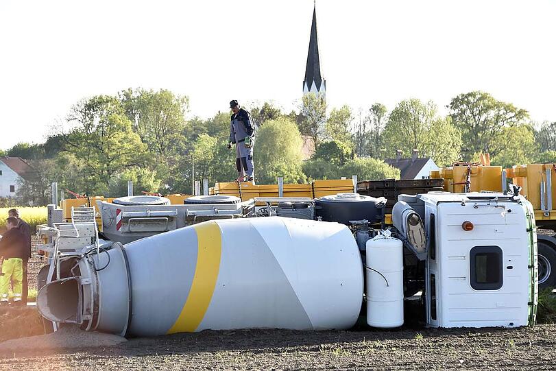 Der Betonmisher liegt auf der Seite. Der Fahrer war mit dem Lkw von der Straße abgekommen.