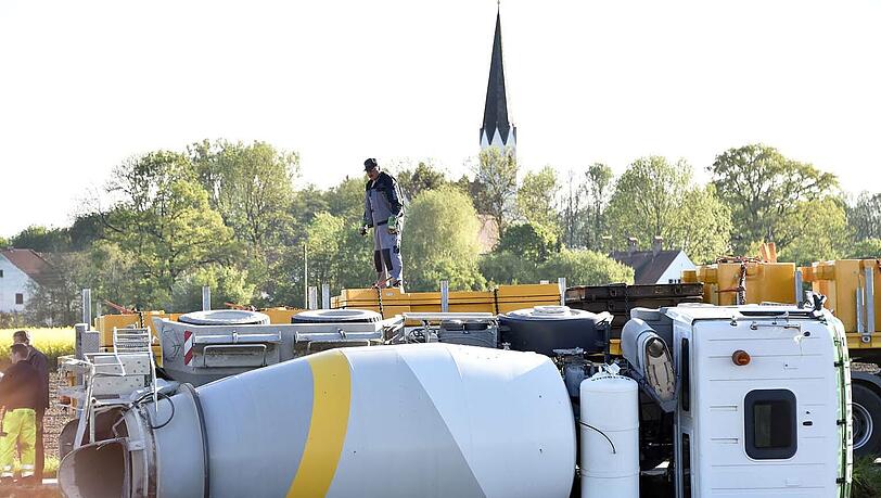 Der Betonmisher liegt auf der Seite. Der Fahrer war mit dem Lkw von der Straße abgekommen. Der Betonmisher liegt auf der Seite. Der Fahrer war mit dem Lkw von der Straße abgekommen.