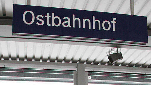 Auf den Gleisen, die vom Münchner Ostbahnhof nach Holzkirchen führen, ist ein junger Student aus NRW von einem Zug erwischt und getötet worden. Auf den Gleisen, die vom Münchner Ostbahnhof nach Holzkirchen führen, ist ein junger Student aus NRW von einem Zug erwischt und getötet worden.