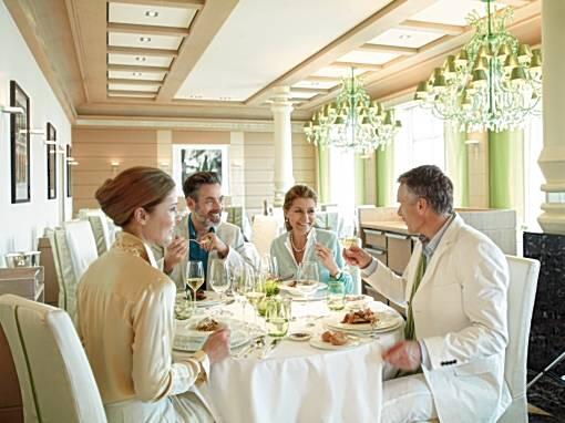 Den Gästen stehen sieben Gourmetrestaurants von klassisch italienisch bis modern asiatisch zur Verfügung. Die Show-Produktionen sind exklusiv konzipiert.