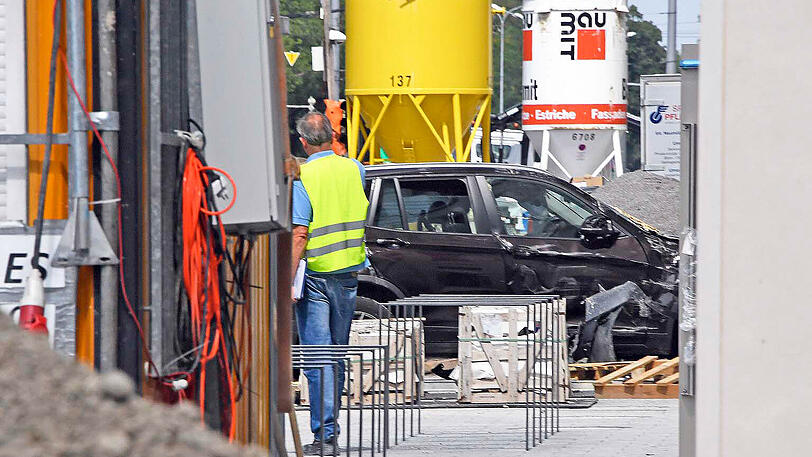 Vermutlich aus gesundheitlichen Gründen verlor ein BMW-Fahrer die Kontrolle über seinen X3 und krachte in eine Baustelle. Die Bilder.