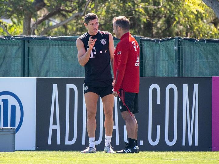 Bayern-Coach Hansi Flick im Gespräch mit Robert Lewandowski.