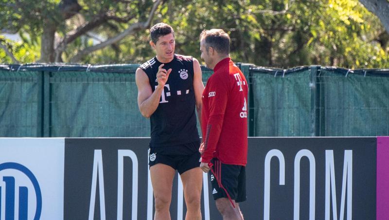 Bayern-Coach Hansi Flick im Gespräch mit Robert Lewandowski. Bayern-Coach Hansi Flick im Gespräch mit Robert Lewandowski.