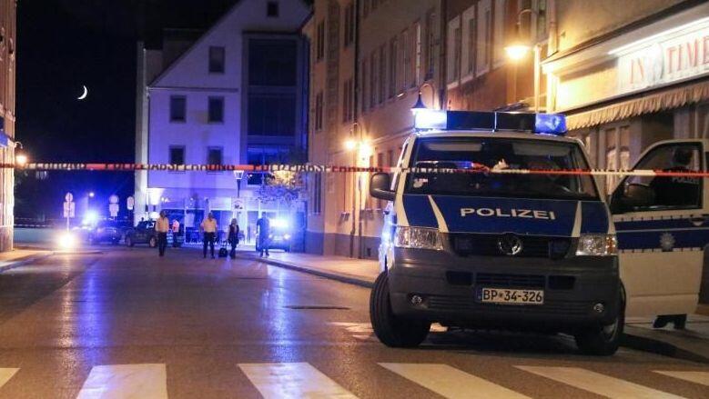 Ein Polizeifahrzeug steht an einer Absperrung in der Nähe vom Bahnhof Füssen. Foto: Benjamin Liss