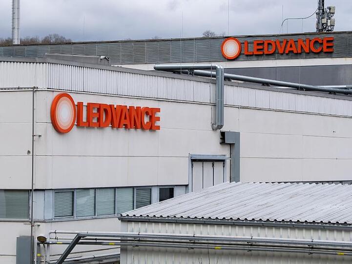 Das Logo des Leuchtenherstellers Ledvance ist am Werk Eichstätt zu sehen. Foto: Sven Hoppe/dpa/Archivbild