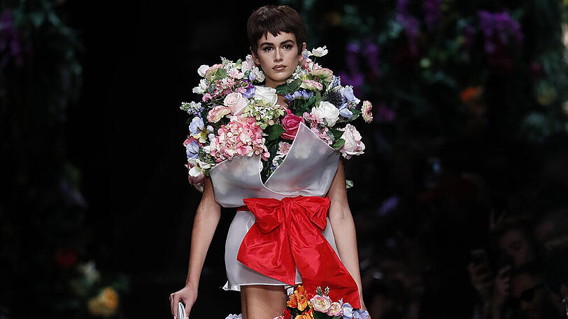 Bei der Show von Moschino lief Kaia Gerber in einem floralen Ensemble über den Laufsteg