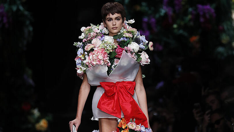Bei der Show von Moschino lief Kaia Gerber in einem floralen Ensemble über den Laufsteg Bei der Show von Moschino lief Kaia Gerber in einem floralen Ensemble über den Laufsteg