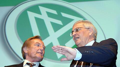 Gerhard Mayer-Vorfelder (l) und Theo Zwanziger zu Beginn des Außerordentlichen DFB-Bundestages 2005.