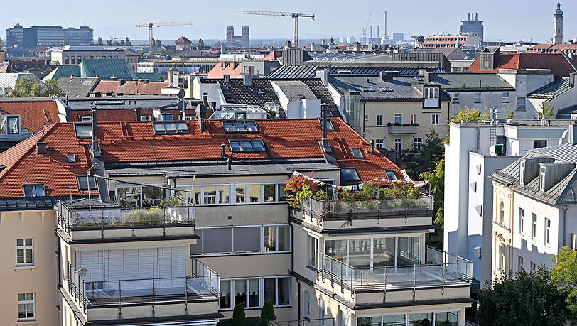 Blick auf Dächer in München. Wer eine eigene Wohnung oder ein Haus besitzt, kann damit auch die eigene Rente aufbessern.
