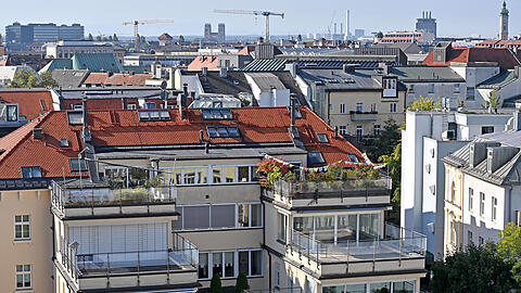 Blick auf Dächer in München. Wer eine eigene Wohnung oder ein Haus besitzt, kann damit auch die eigene Rente aufbessern.