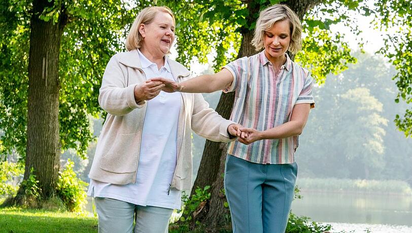 "Käthe und ich: Verhängnisvolle Liebe": Mutter Helga (Hildegard Schroedter, l.) freut sich, dass Erina (Nadja Bobyleva) zurückgekehrt ist.