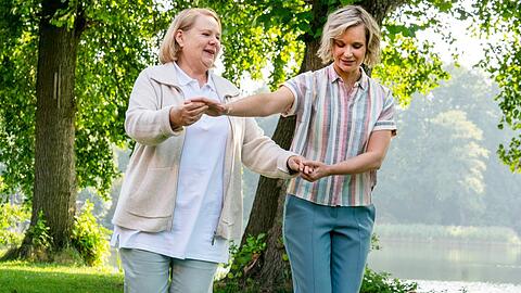 "Käthe und ich: Verhängnisvolle Liebe": Mutter Helga (Hildegard Schroedter, l.) freut sich, dass Erina (Nadja Bobyleva) zurückgekehrt ist.