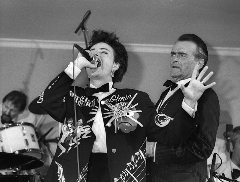 "Pop-Aristokratin" und Jet-Set-Darling Gloria von Thurn und Taxis hielt in den 80er Jahren Münchens langsam ausklingende Schickeria-Epoche mit ihrem wilden Partyleben noch ganz schön am Laufen. "Pop-Aristokratin" und Jet-Set-Darling Gloria von Thurn und Taxis hielt in den 80er Jahren Münchens langsam ausklingende Schickeria-Epoche mit ihrem wilden Partyleben noch ganz schön am Laufen.