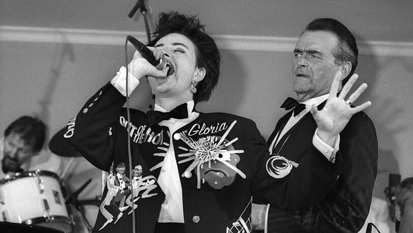 "Pop-Aristokratin" und Jet-Set-Darling Gloria von Thurn und Taxis hielt in den 80er Jahren Münchens langsam ausklingende Schickeria-Epoche mit ihrem wilden Partyleben noch ganz schön am Laufen. "Pop-Aristokratin" und Jet-Set-Darling Gloria von Thurn und Taxis hielt in den 80er Jahren Münchens langsam ausklingende Schickeria-Epoche mit ihrem wilden Partyleben noch ganz schön am Laufen.