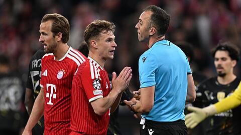 Kimmich reklamiert beim portugiesischen Referees.