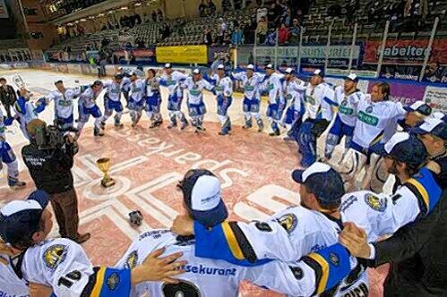 Meisterjubel: Bahen (l.) und Kompon (r.) gratulieren Wrigley, der das vorentscheidende 2:1 in Schwenningen erzielt hat.