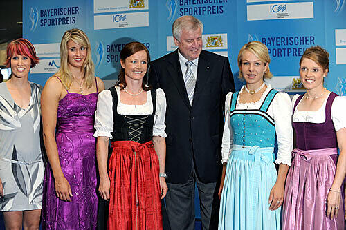 Ministerpräsident Horst Seehofer inmitten von Ausgezeichneten