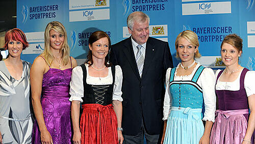 Ministerpräsident Horst Seehofer inmitten von Ausgezeichneten Ministerpräsident Horst Seehofer inmitten von Ausgezeichneten