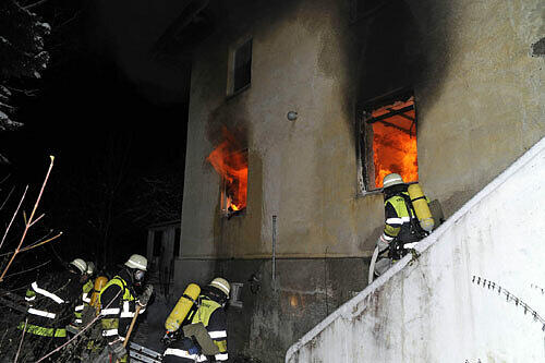 Die Feuerwehr im Einsatz gegen die Flammen