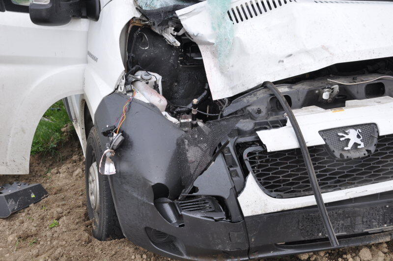 Am Mittwochnachmittag ereignete sich zwischen Erharting und Winhöring ein tödlicher Verkehrsunfall. Ein Radfahrer wurde von einem Kastenwagen frontal erfasst und stirbt noch an der Unfallstelle.