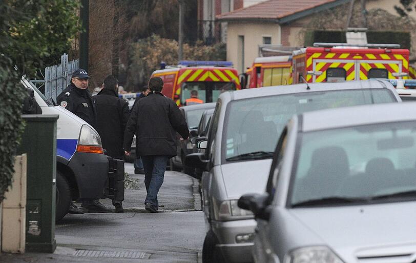Der mutmaßliche Serienmörder von Toulouse ist nach Angaben von Präsident Nicolas Sarkozy identifiziert. Der schwer bewaffnete Verdächtige hat sich in einem Mehrfamilienhaus verschanzt, dessen Bewohner gegen Mittag evakuiert wurden.