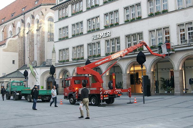 Große Aktion bei Hirmer: Wegen einer Finale-Präsentation werden die Geranien abgehängt.