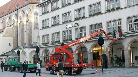 Große Aktion bei Hirmer: Wegen einer Finale-Präsentation werden die Geranien abgehängt.