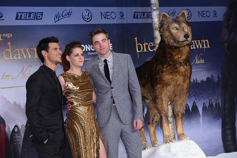 Ausnahmezustand am Freitagabend in Berlin: Bei der Premiere des letzten Teils der Twilight-Saga trafen die Stars Robert Pattinson, Kirsten Stewart, Taylor Lautner und Co. auf jede Menge kreischende und jubelnde Fans. Und zahlreiche Promis wollten sich das Kinoerlebnis ebenfalls nicht entgehen lassen. Sehen Sie hier die Bilder vom roten Teppich und lesen Sie im Text die AZ-Kritik zu "Breaking Dawn 2"...