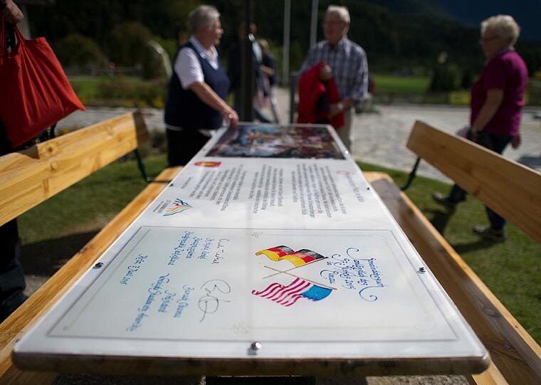 Berühmte Bierbank &ndash; zumindest in Krün. Dort steht vor dem Rathaus eine Kopie des Biertisches, an dem Obama beim G7-Gipfel an seinem Weißbierglas nippte. Doch das soll nicht alles sein: Die Gemeinde plant auch ein Museum mit Erinnerungsstücken an des US-Präsidenten.