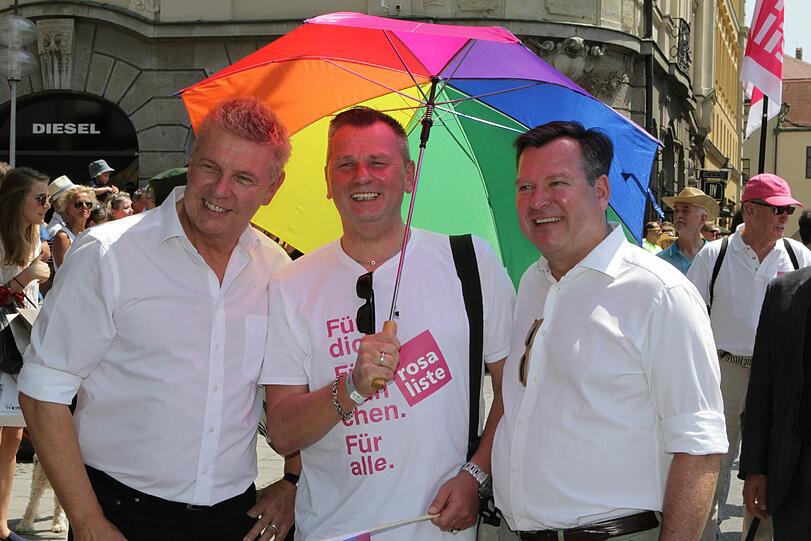 Unter dem Regenbogenschirm: Thomas Niederbühl (M.) mit OB und CSD-Schirmherr Dieter Reiter (l.) sowie Bürgermeister Josef Schmid.