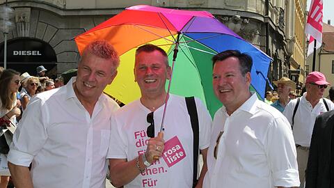 Unter dem Regenbogenschirm: Thomas Niederbühl (M.) mit OB und CSD-Schirmherr Dieter Reiter (l.) sowie Bürgermeister Josef Schmid.