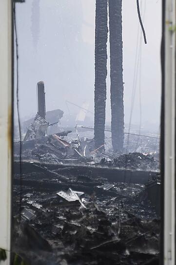 Die Tennishalle des SC Eching brannte am Sonntag lichterloh. Klicken Sie sich durch die Bilder des Feuerwehreinsatzes.