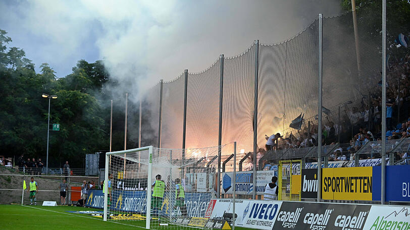 Anhänger des TSV 1860 München zündeten Pyrotechnik. Das dürfte den Verein viel Geld kosten.