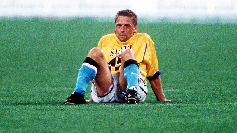 Niedergeschlagen: Thomas Häßler nach dem Spiel gegen Leeds.