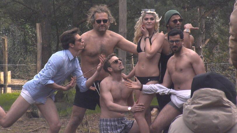 Sexy Fotoshooting im "Newtopia"-Land. Die Bilder