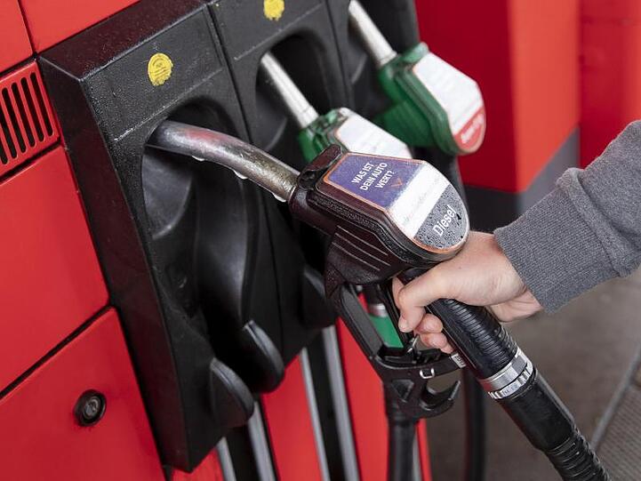 Diesel hat sich seit Jahresbeginn um rund sieben Cent je Liter verteuert, Superbenzin sogar um 22 Cent.