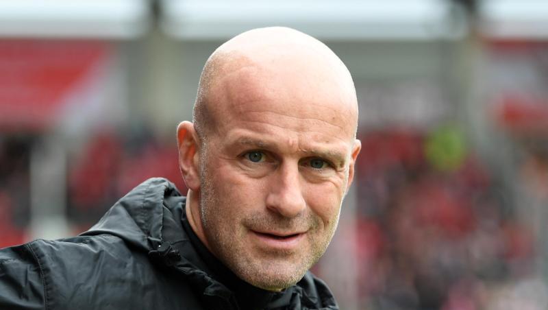 Würzburgs Trainer Marco Antwerpen steht an der Seitenlinie.