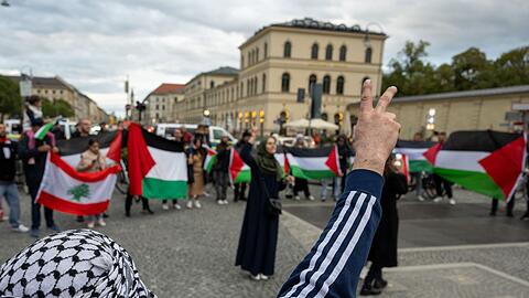 Teilnehmer einer Pro-Palästina Kundgebung im Oktober 2023 am Odeonsplatz in München.