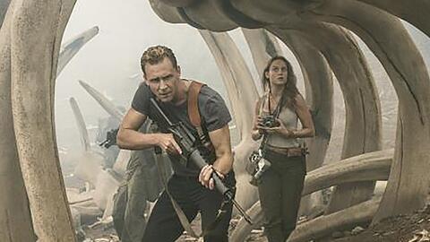 "Kong: Skull Island": James Conrad (Tom Hiddleston) und Mason Weaver (Brie Larson) legen sich mit dem Riesenaffen an.