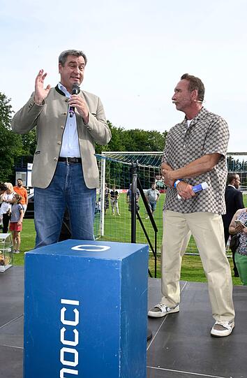 Markus Söder und Moderator Jochen Bendel auf der Bühne des Sommerfests