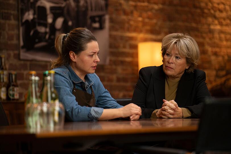 Kriminalhauptkommissarin Anna Springer (Rita Russek, rechts) befragt Braumeisterin Jasna Babic (Karolina Lodyga) zu den Umständen von Lars Roxels Tod. Kriminalhauptkommissarin Anna Springer (Rita Russek, rechts) befragt Braumeisterin Jasna Babic (Karolina Lodyga) zu den Umständen von Lars Roxels Tod.
